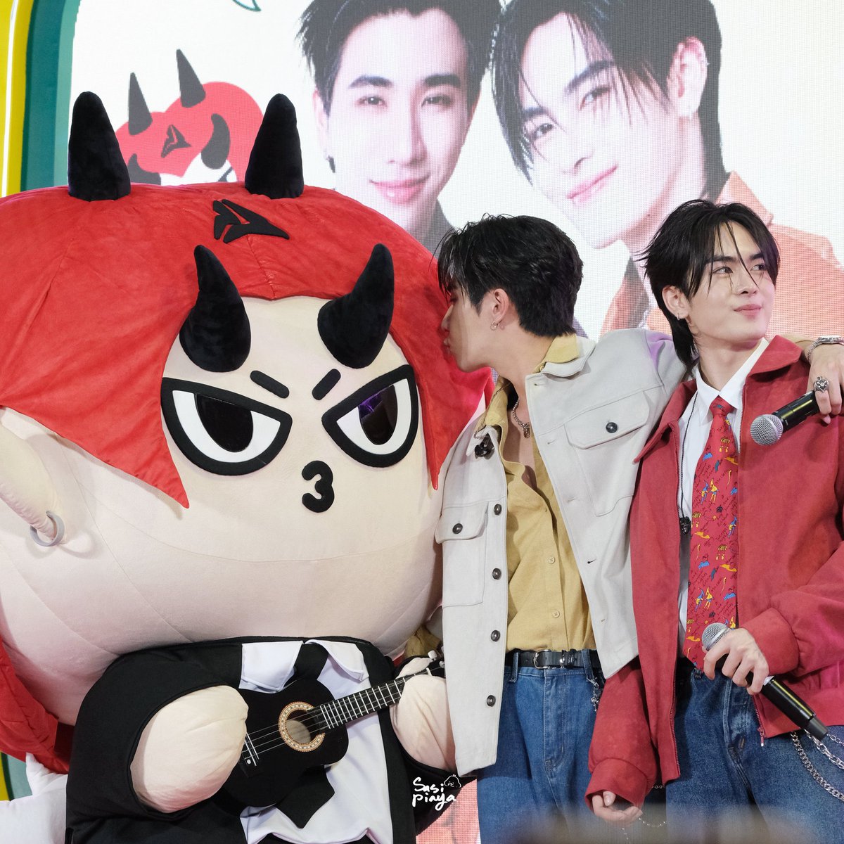 มือนึงก็เกาะแซนต้าไม่ปล่อย แถมยังหันไปจุ๊บเมี่ยงอีก พี่เพิร์ธน่ารักจังเลย อบอุ่นสุดๆ

PERTHSANTA DOMIIA AT DOIKHAM

#ICEPOPFreezeFreshxPerthSanta