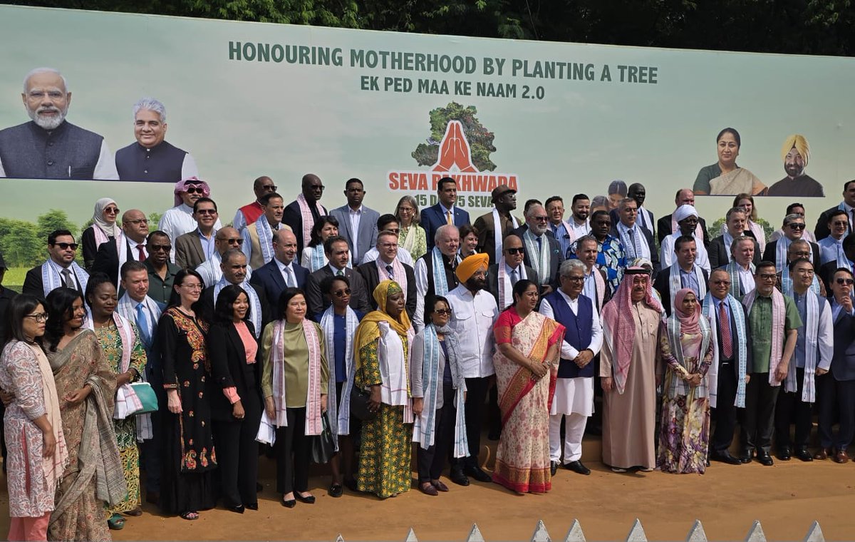 We participated in a massive tree planting organized in honor and tribute to Mother Earth. We had the opportunity to greet Shri Bhupender Yadav, Minister of Environment of India, and Mrs. Rekha Gupta, Chief Minister of Delhi.

x.com/gupta_rekha/st…