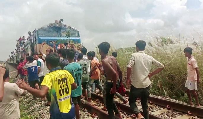 অবৈধ রেলক্রসিং বন্ধে বাধা, আখাউড়ায় ট্রেন আটকে দিল এলাকাবাসী