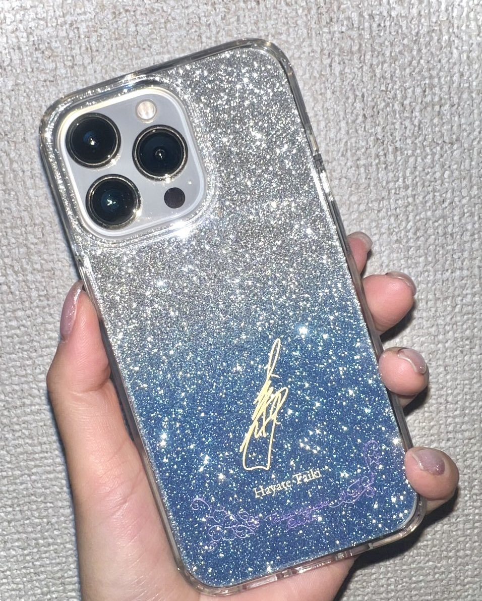 大希颯さんスマホケース🩵💫
星組colorのグリッターペーパー挟んでギラギラ✨
グリッターでサイン見えづらくなるかな？って思ったけどむしろ青に黄色が映え✨
今までつけてたスマホリング無くなったから落とさないように使わなくちゃ🥹
リングないと落としまくるタイプなので…