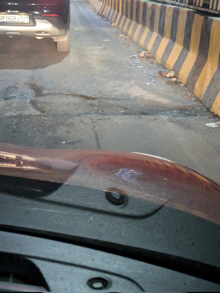 praveshkumar03's tweet photo. @noida_authority @CeoNoida @ChiefSecyUP @dmgbnagar @dr_maheshsharma @myogioffice @NandiGuptaBJP @PankajSinghBJP @SBM_UP @UPGovt @InfoDeptUP यह गड्ढा मोरना पुलिस चौकी के सामने है जिसके कारण पूरा पीछे एक किलोमीटर तक जाम लग जाता है https://t.co/tankJ7hIYe
