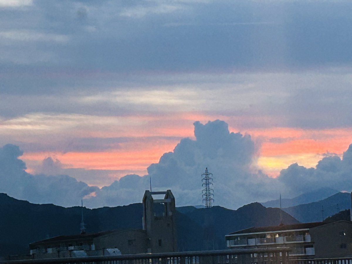 TORO331107's tweet photo. こんばんは^_^
今日も一日お疲れ様でした。
夕食と病室の窓から写メした
夕焼けです。 https://t.co/Ytn2Hq1MtV