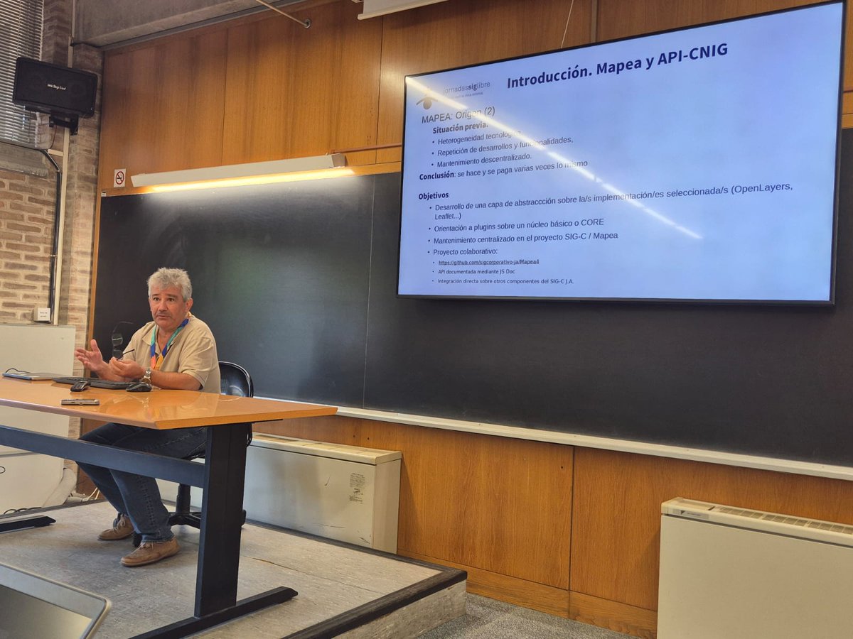 IECA_Andalucia's tweet image. En las Jornadas de #SIG Libre #Geotech & #SpatialDataScience2025 en la @univgirona participaron Aurelio Aragón (CNIG) y Eduardo Castilla (Junta de Andalucía) con la presentación “Ha nacido una estrella: API-IDEE. Convergencia y fusión de API para una Administración más eficiente”