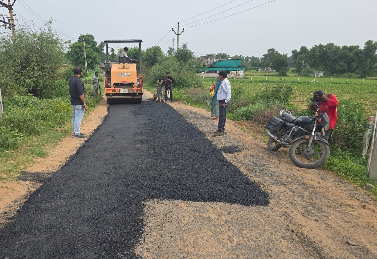 infokhedagog's tweet photo. માર્ગ અને મકાન (પંચાયત) વિભાગ દ્વારા રોડ રસ્તા રીપેરીંગની કામગીરી કાર્યરત
કપડવંજના શેલગઢ-તેલનાર-કેદારેશ્વર રોડ અને ઠાસરાના ડાકોર ટેમ્પલ ઝીલ્કા સો મિલ રોડ પર મરામતની કામગીરી કરવામાં આવી
#kheda #RoadRepair #KhedaDevelopment
@CMOGuj @collectorkheda @DDO_Kheda @InfoGujarat @RacKheda @SPKheda @Nadiad_NMC