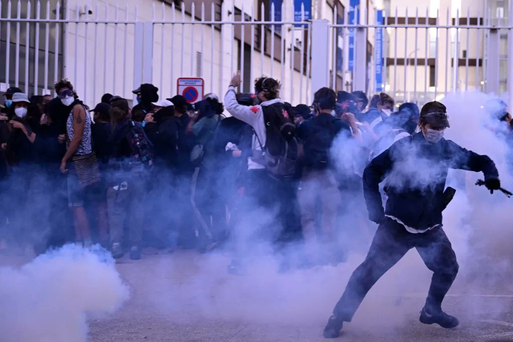 nanana365media's tweet image. 🔴FRANCE 🇨🇵| #Contestation : des manifestations massives à l&apos;échelle nationale ont lieu ce jeudi 18 Sept, alors que des grèves de masse ont été lancées par les syndicats 🇨🇵pour protester contre la politique budgétaire du président #Macron, notamment liée aux coupes budgétaires.