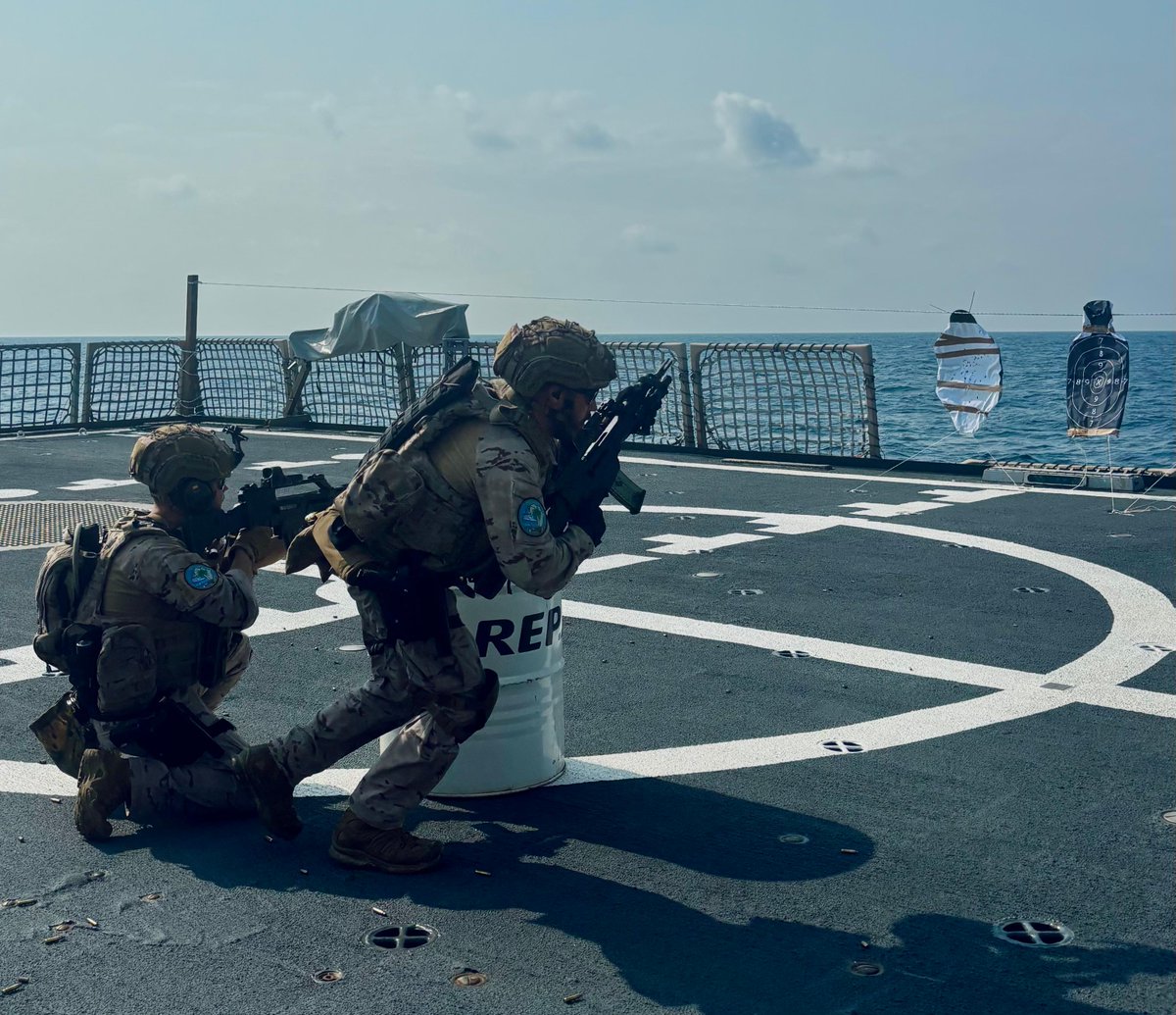 EMADmde's tweet photo. Infantes de marina del Equipo Operativo de Seguridad , embarcados en el #BAMRayo, se adiestran en tiro de armas portátiles. El rigor en el adiestramiento es nuestra mejor garantía para afrontar cualquier escenario. #PresenciasMarítimasCoordinadas 🇪🇺 en el Golfo de Guinea.
#MOPS https://t.co/MWUK2W0rKX