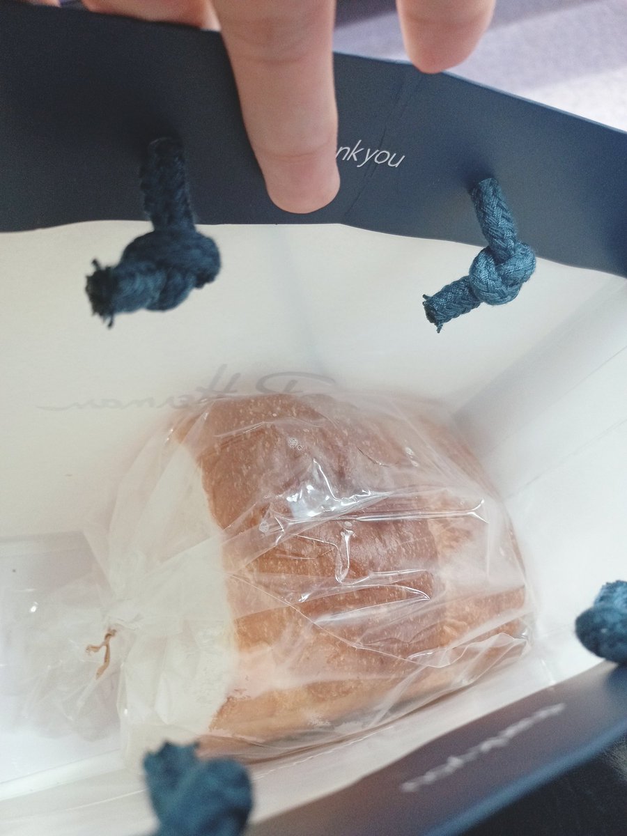 June18205376's tweet photo. ば先から食パンいただいた
なぜ https://t.co/8zClUmxl0A