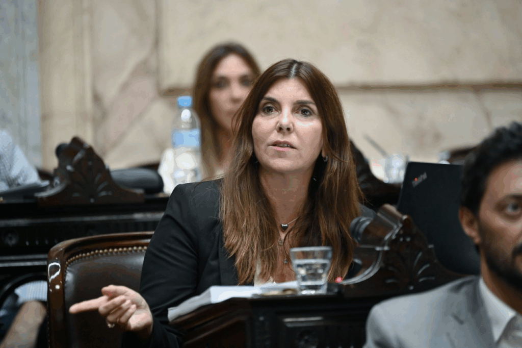 radio2rosario's tweet photo. #Radiópolis | 📱Dialogamos con la diputada nacional Germana Figueroa Casas (@germanafc) quien ayer en los dos debates que se dieron en el Congreso, en uno se levantó de su banca, en el de Emergencia Pediátrica y en el de la Ley de Financiamiento Universitario, votó a favor. https://t.co/Y2aXq4gnO7