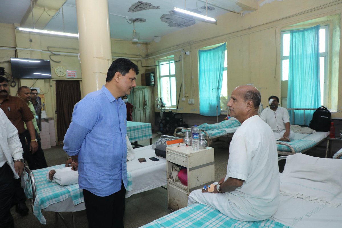 MahaHealthIEC's tweet image. मुंबई - राज्य कामगार विमा योजनेचे मुलुंड येथील रुग्णालय राज्यातील एक महत्त्वाचे रुग्णालय असून, या रुग्णालयात सुरु असलेली सर्व प्रलंबित कामे दोन महिन्याच्या आत पूर्ण करावीत, असे निर्देश आरोग्य मंत्री प्रकाश आबिटकर यांनी आज दिले. 

#ESIC #HealthMinister #prakashabitkar