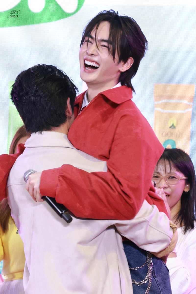 —• 18092025

รางวัลคนเก่ง อุ้มจนตัวลอยเลยนิ้ 💘🥇✨

PERTHSANTA DOMIIA AT DOIKHAM

#ICEPOPFreezeFreshxPerthSanta