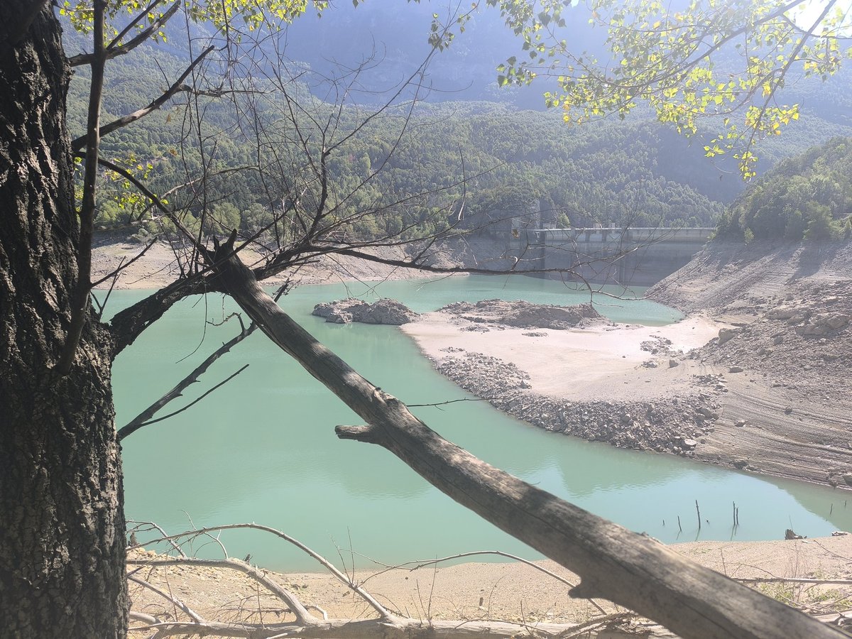 ✨Así se encuentra hoy el #EmbalsedeBúbal.  Esto nos permitirá bajar con el alumnado a explorar y conocer la #LíneaP de esta zona del Valle de Tena.  

También llamada #LíneaPirineos es la obra defensiva más grande construida en Europa después de la II Guerra Mundial.