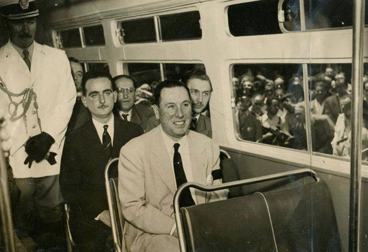 "Ningún peronista debe sentirse más de lo que es ni menos de lo que debe ser. Cuando un peronista comienza a sentirse más de lo que es, empieza a convertirse en oligarca."

Juan Domingo Perón 🇦🇷