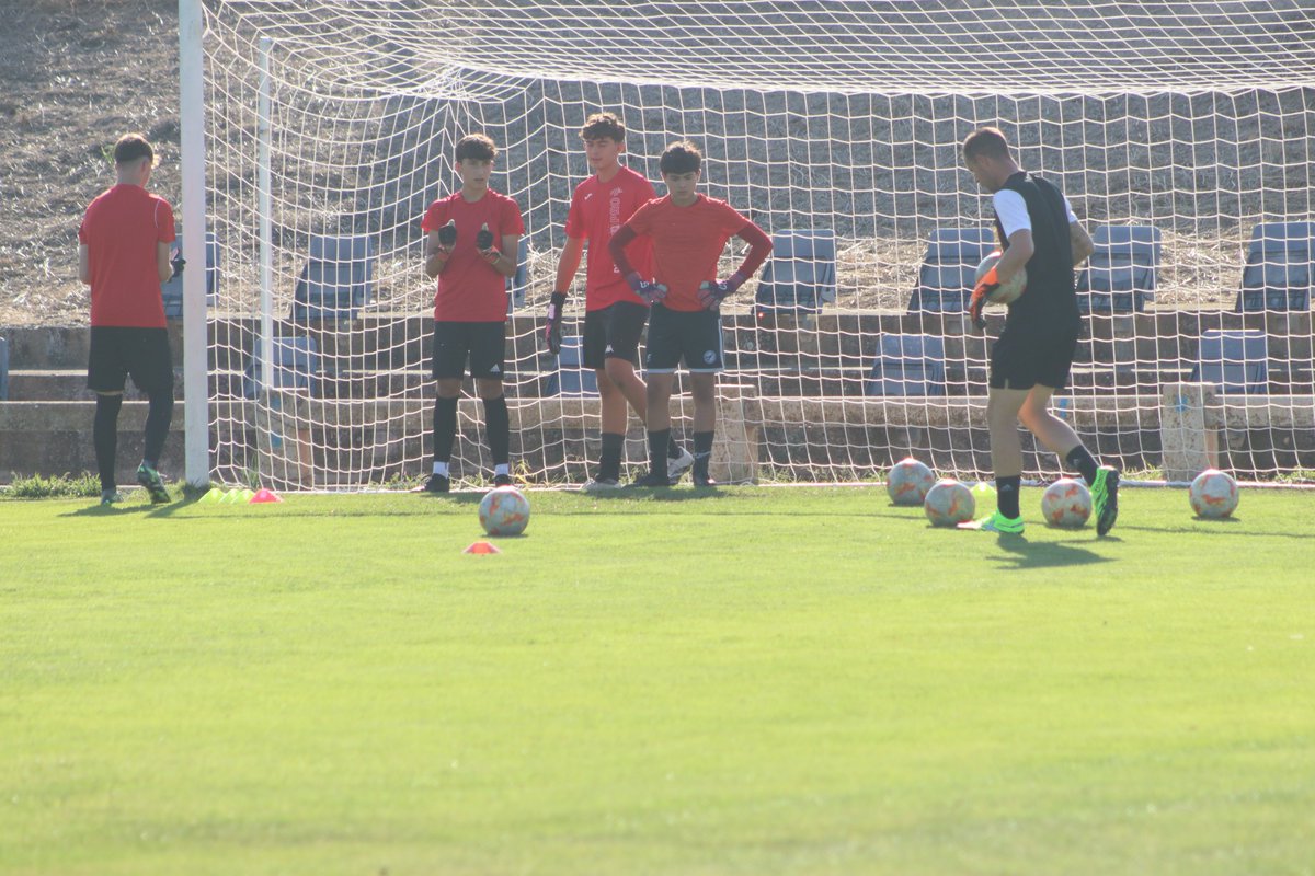 📸 Este miércoles, la Selección <a href="/fedriojafutbol/">Federación Riojana de Fútbol</a> masculina Sub-16 comenzó a preparar la 1ª fase del Nacional de Selecciones autonómicas 🏆🇪🇸  con sesión de trabajo en el 🏟️ Campo de Fútbol Municipal Las Viñas. 

🙏Gracias <a href="/cdcenicero/">C.D. Cenicero</a>  y #AyuntamientoDeCenicero por su hospitalidad.