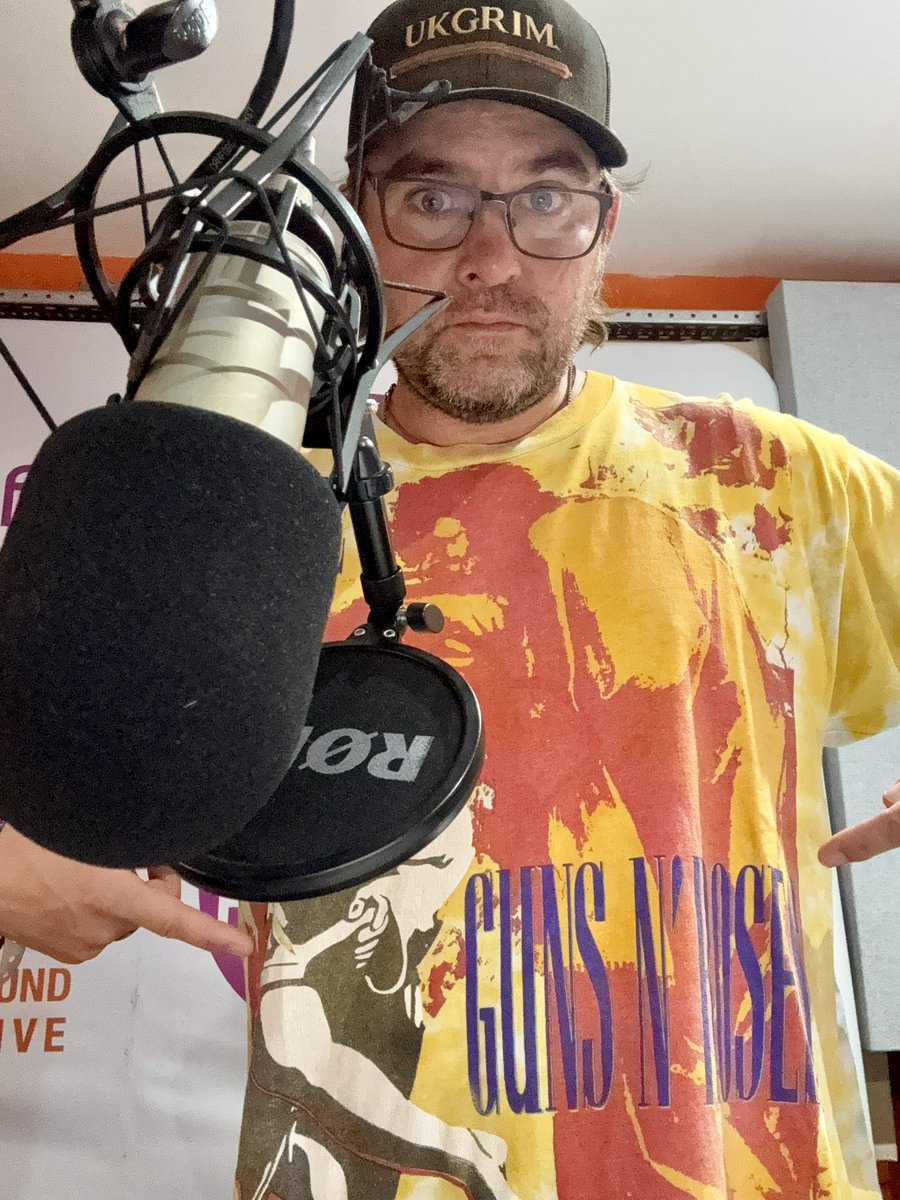 VToda's tweet image. #tshirtday is it…?

Wearing my vintage @gunsnroses tee in the @phonicfm studio today.

Presenting a bonus @7Deadly_Spins radio show.

🤟😎👍

@BBC6Music