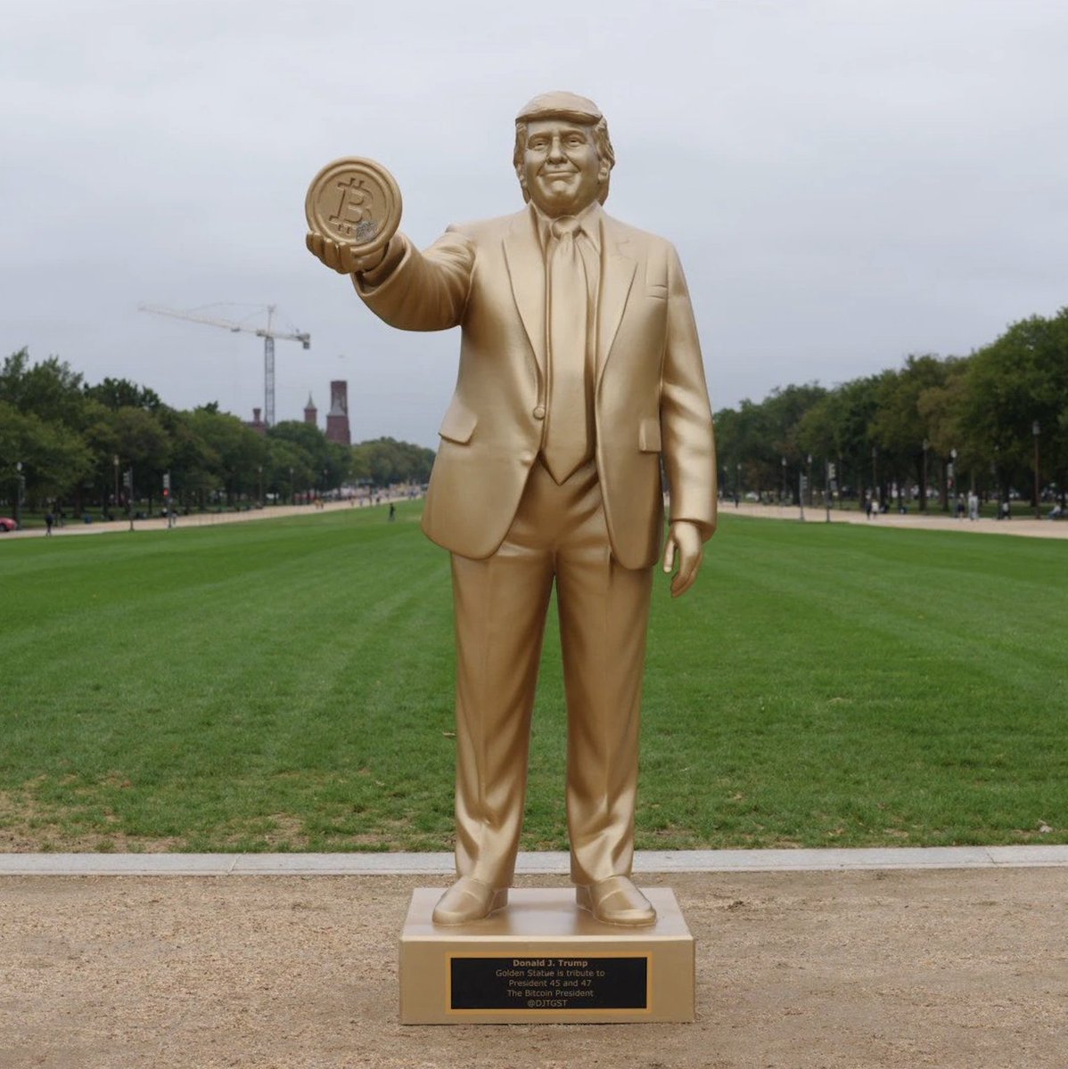 🇺🇸 LATEST: A statue of President Trump holding Bitcoin has appeared in DC.
