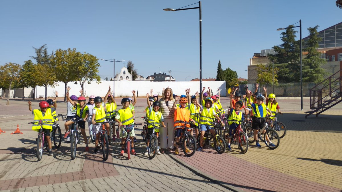 Los más pequeños vuelven a protagonizar las actividades de la Semana Europea de la Movilidad. 127 alumnos de Infantil y Primaria de los colegios de Santa Marta han participado en el taller "Aprende a montar en bici" en el que también han participado niños con patinetes