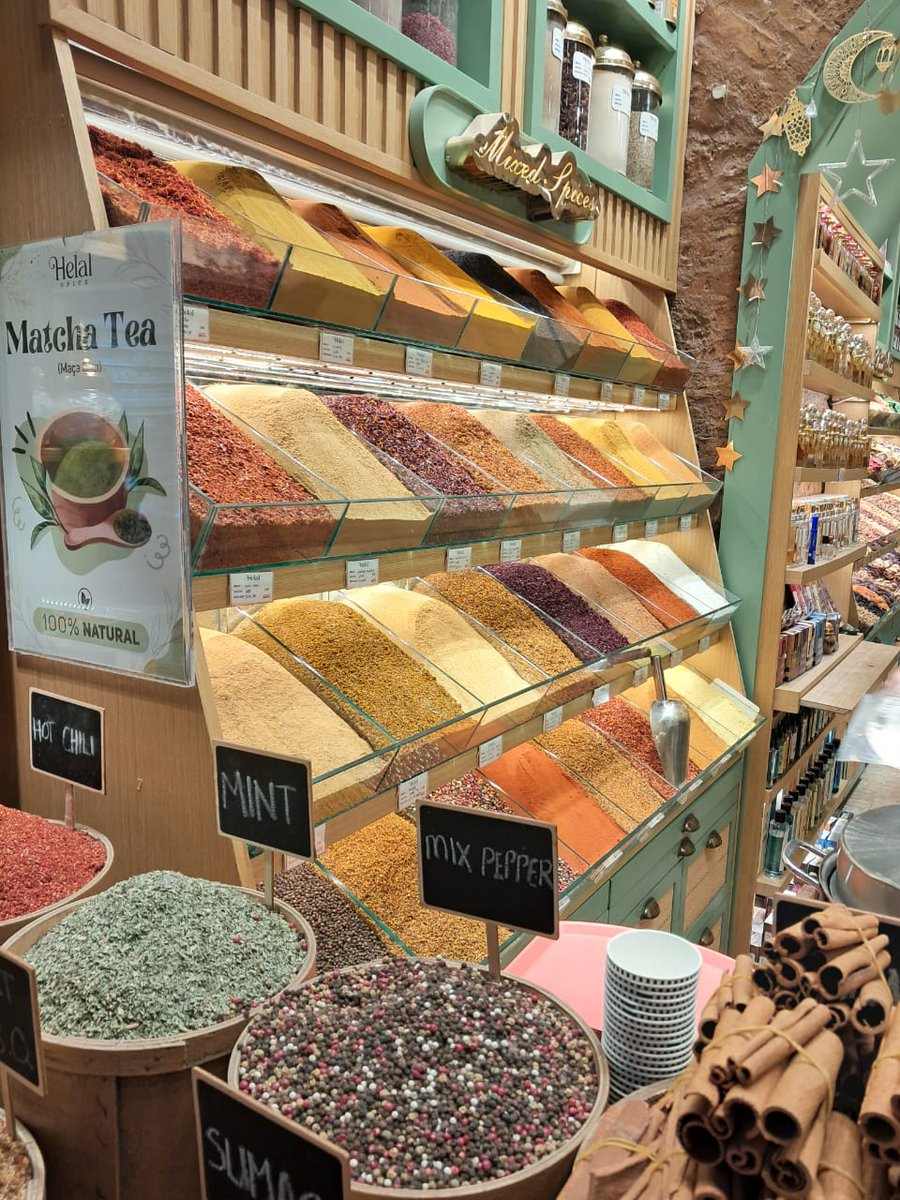 Visitar el bazar de las especies en Estambul  te ppne a prueba el sistema digestivo.
Degustación de dulces turcos, frutas disecadas y semillas de cardamomo con embutidos de vaca, regado con te de granada. Todo  en 30 metros.