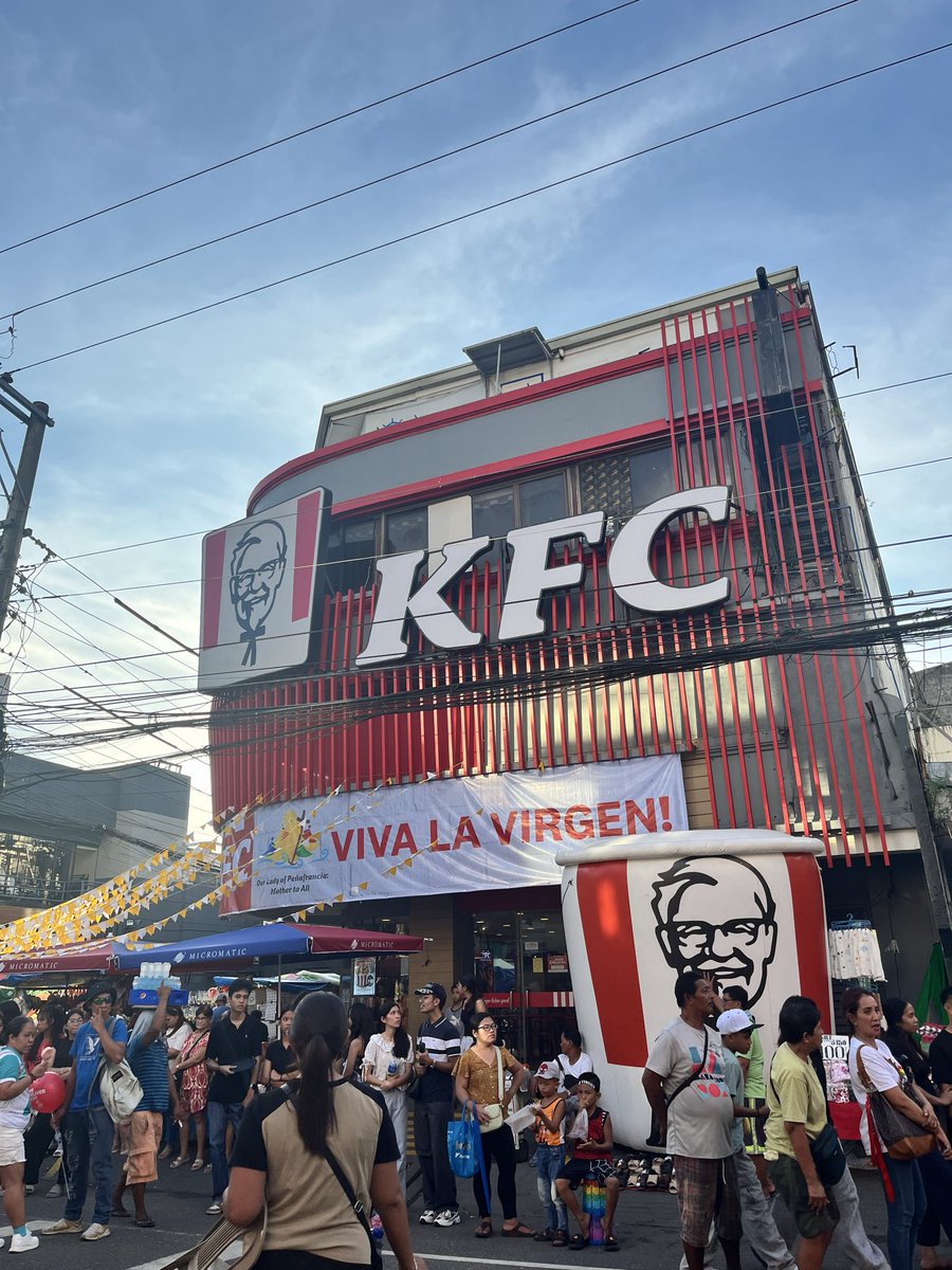 Bvrlysn's tweet photo. Job caravan @KFC Naga 😆 https://t.co/xBfMxlSVjQ