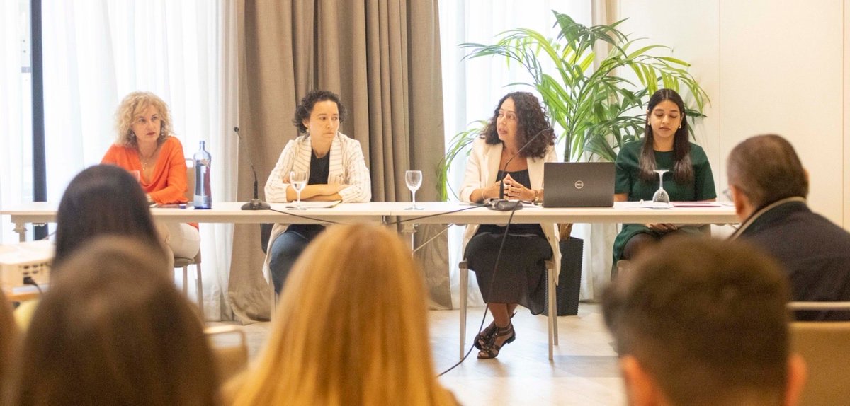 CristinaGnlz's tweet photo. 🛍️ Hoy hemos presentado las herramientas del proyecto europeo #ECOnsumer para promover un consumo online responsable y sostenible.

✔️ Curso de formación
✔️ 125 actividades gamificadas
✔️ Apps para compras sostenibles

📌 Disponible en: https://t.co/8FPI8AoNEP https://t.co/gpu64mlK5F