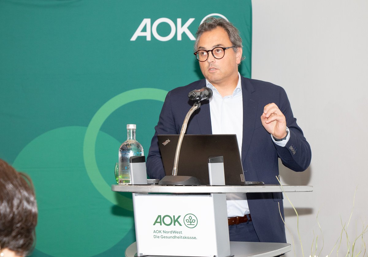 AOKNordWest's tweet photo. „Die extrem gestiegenen Ausgaben im #Gesundheitswesen sind gesamtgesellschaftlich und wirtschaftlich kaum noch tragfähig. Die Qualität der medizinischen #Versorgung hat sich hingegen in den letzten Jahren kaum verbessert“, sagt Prof. Christian #Karagiannidis beim #AOKTag in Kiel. https://t.co/UPtEGhVUUh