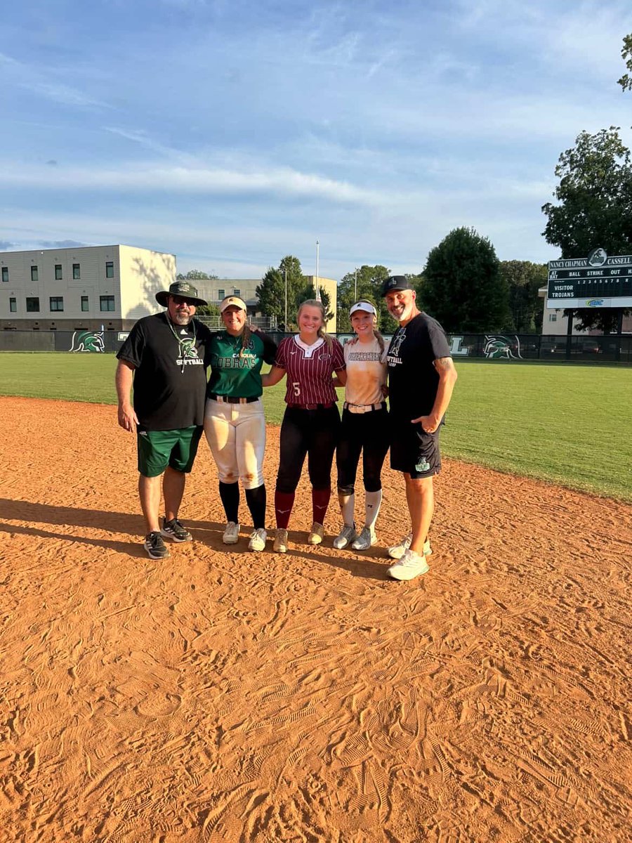 Liz_wilson2026's tweet photo. I had the best time at the UMO camp this past saturday!! I loved being back at my future home and meeting some of my future teammates!! 💚🖤 @CoachJDeitz @UMOSoftball @CoachIndiaUMO @elitedeaton https://t.co/7XAQJWTDTq