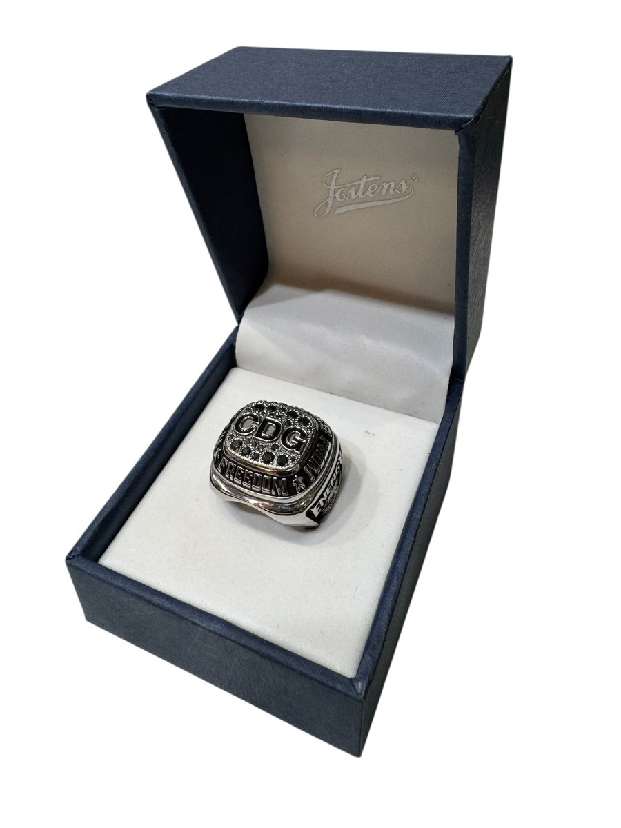 bbbbbrow_to__'s tweet photo. COMME des GARÇONS
CHAMPION RING

ギャルソンのチャンピオンリングは先日大谷選手が所属するドジャースにもリングを贈呈したJostensへ外注。
社長のこだわりから、長く輝かせるためにあえてシルバーではなくニッケル合金を使用してあります。あと1種類も買ってコンプリートしたい💍 https://t.co/WHC1Nb1PNe