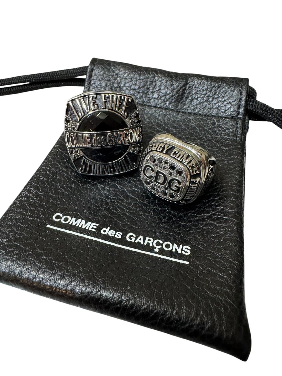 bbbbbrow_to__'s tweet photo. COMME des GARÇONS
CHAMPION RING

ギャルソンのチャンピオンリングは先日大谷選手が所属するドジャースにもリングを贈呈したJostensへ外注。
社長のこだわりから、長く輝かせるためにあえてシルバーではなくニッケル合金を使用してあります。あと1種類も買ってコンプリートしたい💍 https://t.co/WHC1Nb1PNe