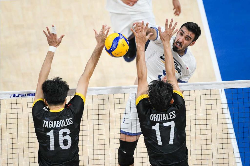 volleytrails's tweet photo. JUST IN: 🇮🇷 4-time Asian champions Iran survived a huge scare from a high-spirited 🇵🇭 Philippines, outlasting them in a five-set thriller: 21-25, 25-21, 17-25, 25-23, 22-20.

With this victory, Iran advances to the Round of 16! 🔥

#VolleyballWorldChampionship #MWCH2025 #Philippines2025 #AlasPilipinas #volleyball
📸 Volleyball World
