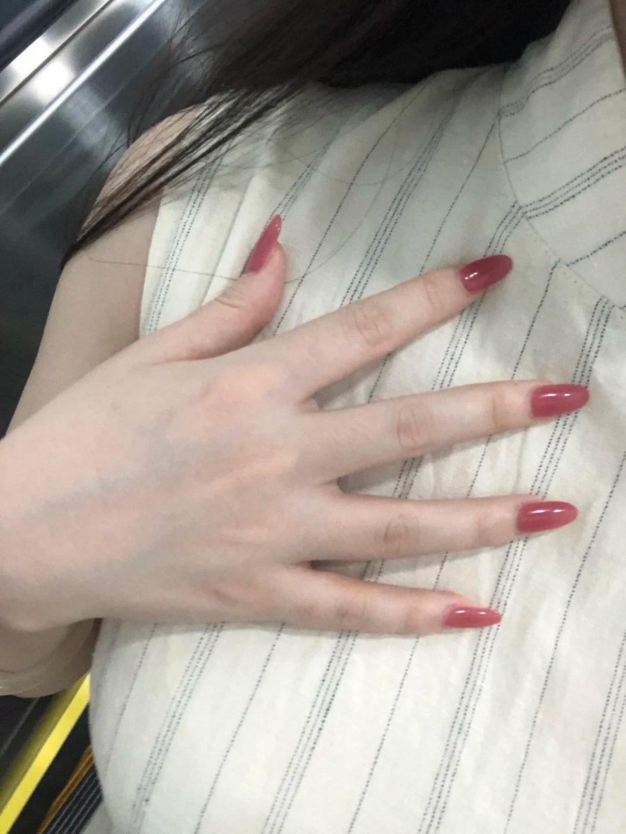 妥妥的微胖少妇手，中年发福~ https://t.co/8paqWLq0ee