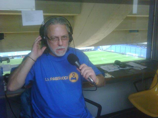 Imposible asumirlo. Acaba de dejarnos, demasiado pronto, y con muchos goles por narrar, Walter Saavedra. Uno de los mejores relatores de la historia, de Mar del Plata, cuna de relatores. En el podio de 3 más grandes de las campañas de Boca. (Sigue)