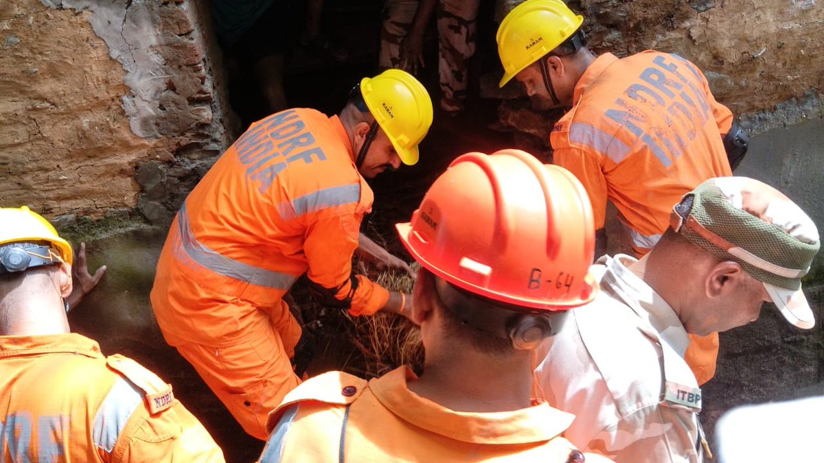 15bnNdrf's tweet image. 🌨️ #Cloudburst | Gauchar, Nandprayag, Chamoli (UKD)

Team 15 NDRF swiftly commenced rescue ops after houses &amp;amp; cattle sheds were destroyed.
🔹01 injured woman rescued &amp;amp; given first aid
🔹01 deceased retrieved
🔹01 livestock saved
🔸Ops continue to trace 05 missing persons.
#ndrf4u
