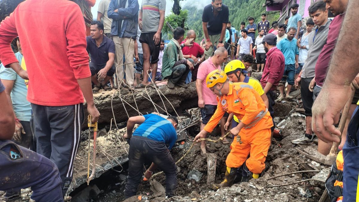15bnNdrf's tweet image. 🌨️ #Cloudburst | Gauchar, Nandprayag, Chamoli (UKD)

Team 15 NDRF swiftly commenced rescue ops after houses &amp;amp; cattle sheds were destroyed.
🔹01 injured woman rescued &amp;amp; given first aid
🔹01 deceased retrieved
🔹01 livestock saved
🔸Ops continue to trace 05 missing persons.
#ndrf4u