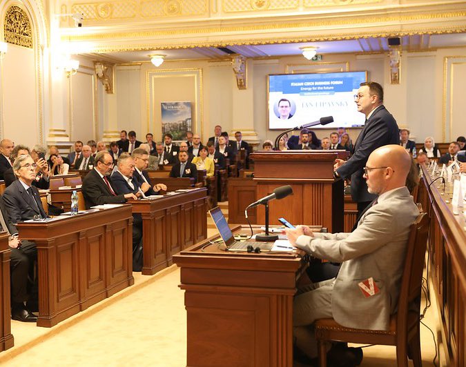 Minister @janlipavsky opened a Czech-Italian Forum on energy cooperation at the Czech Parliament. 🇮🇹

He spoke about the strategic decisions of the Czech government that have helped make Czechia's energy independent and secure. Read the full speech ➡️1url.cz/vJjSF