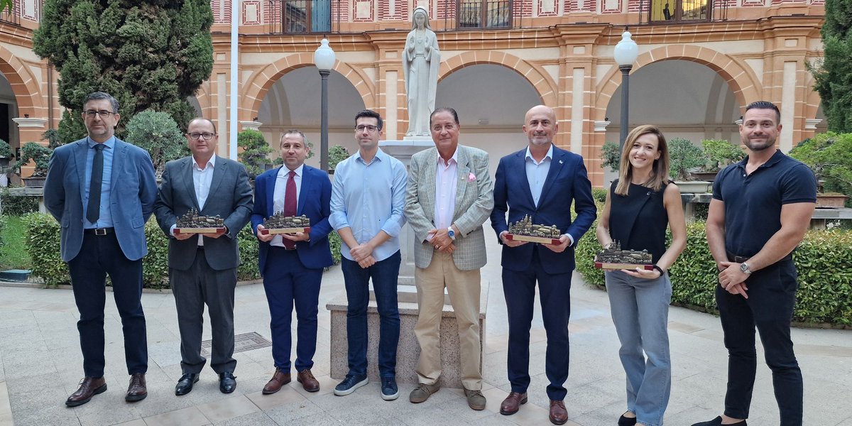 🚌 Innovación y sostenibilidad al volante del cambio

✅ La UCAM acoge los III Premios de Movilidad, reconociendo proyectos como:
🔋 ‘Movibús 100% eléctrico’ <a href="/Fomento_RM/">FomentoRM</a> - Dirección General de Movilidad y Transportes
🚲 ‘Alcantarilla Pedalea +’ <a href="/AytAlcantarilla/">Ayuntamiento de Alcantarilla</a>
🚛 <a href="/GrupoDisfrimur/">Grupo Disfrimur</a>
