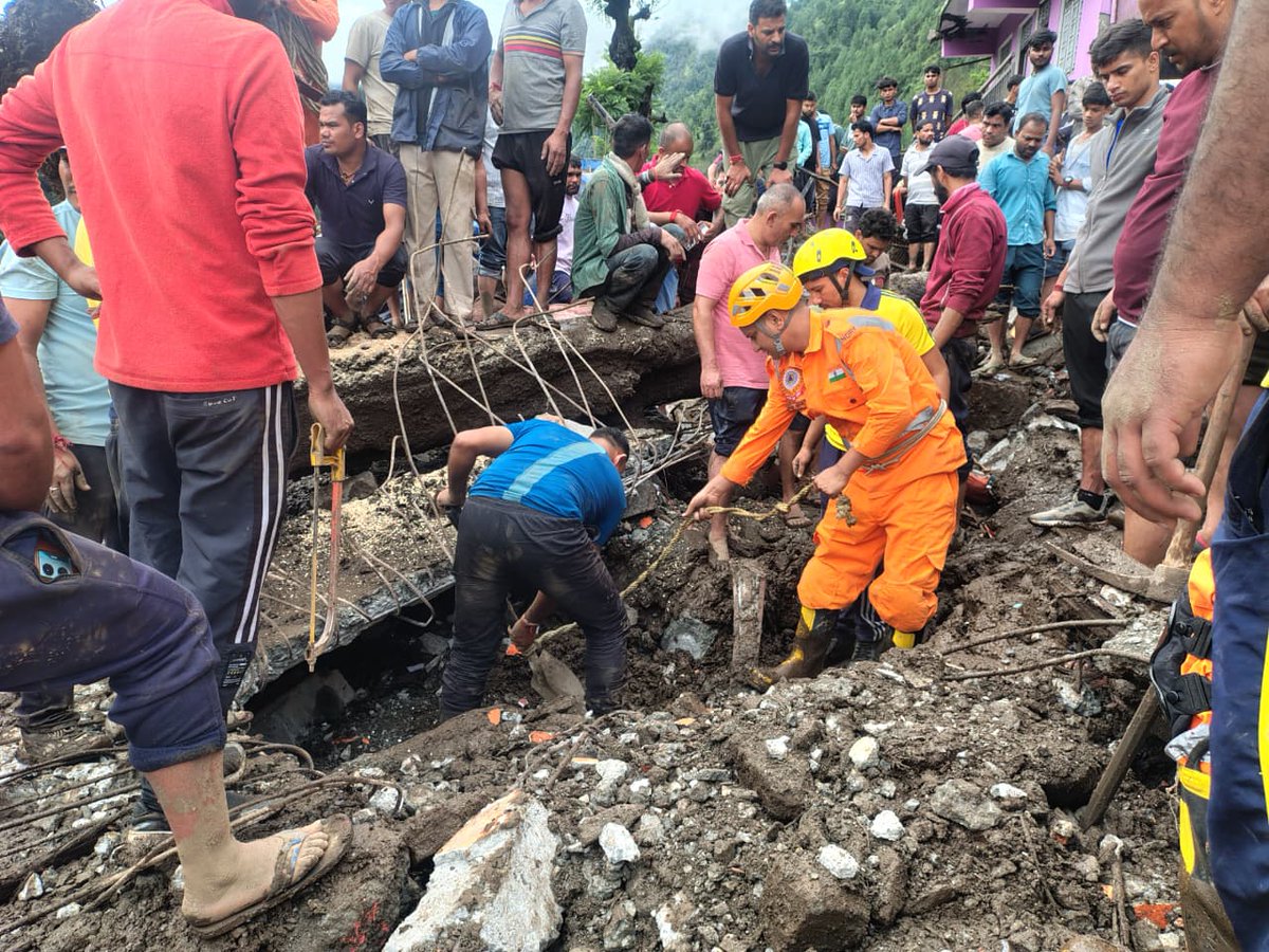 NDRFHQ's tweet image. ⛈️ #Cloudburst | Chamoli (UKD) | 18 Sep

🔸Landslides triggered by cloudburst at Nanda Nagar, Nandprayag
🔸NDRF teams conducted #SAR Ops
🔸1 deceased recovered; search continues for 5 missing persons
🔸1 livestock rescued; Ops ongoing with Civil Adm