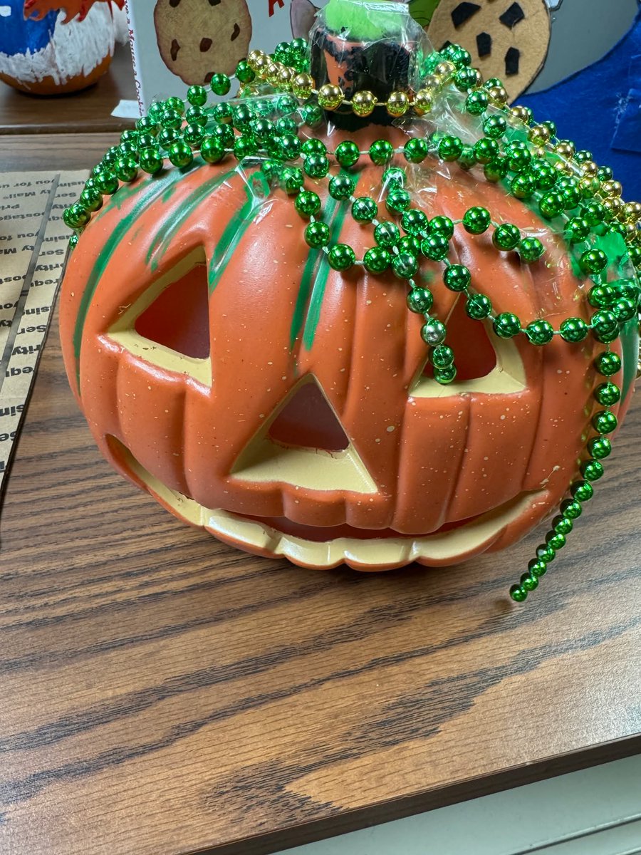 Puskine's tweet image. 🎃✨ CCES Letting the creativity bloom with our Pretty Pumpkins contest! Who knew pumpkins could look this stunning? 🍂🎨 #PrettyPumpkins #FallArt #PumpkinPerfection