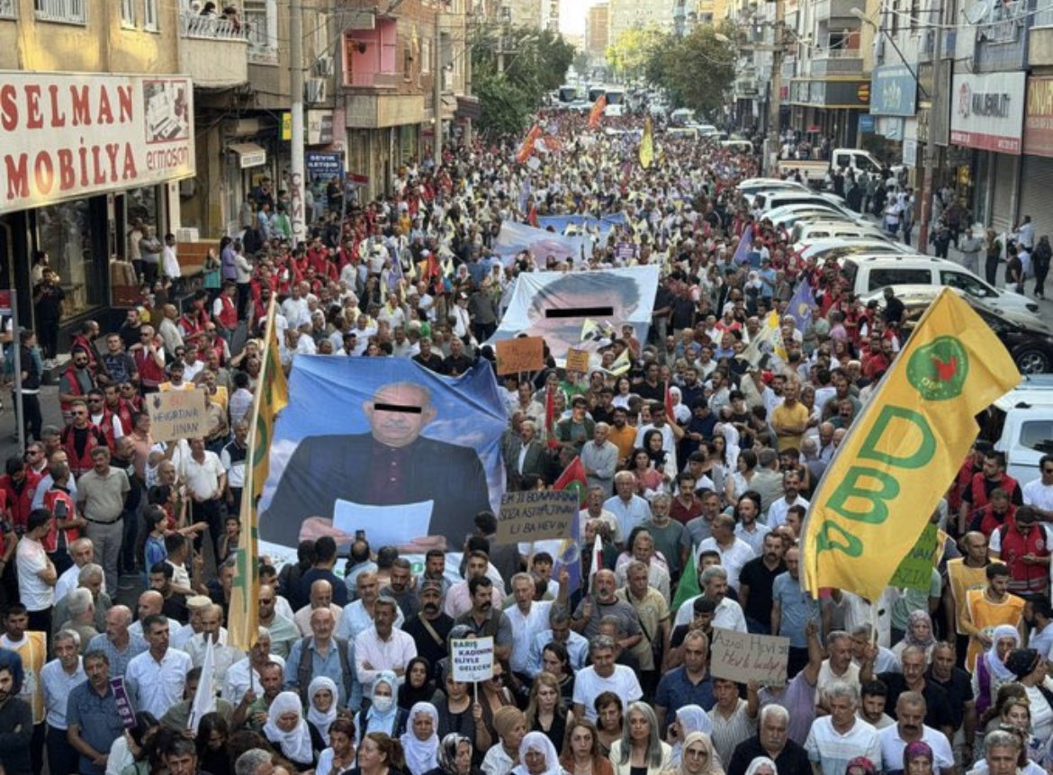 'Apo Umut Hakkından Yayarlansın!'
Van'da sokaklara inen Vanlılar, Bahçeli'nin meşrulaştırdığı Apo'nun yine Bahçeli'nin uydurduğu 'Umut Hakkından' yararlanmasını istediler.
İşte Erdoğan-Bahçeli ve Apo'nun yeni barış sürecinin millete sunduğu zehirli meyveleri!