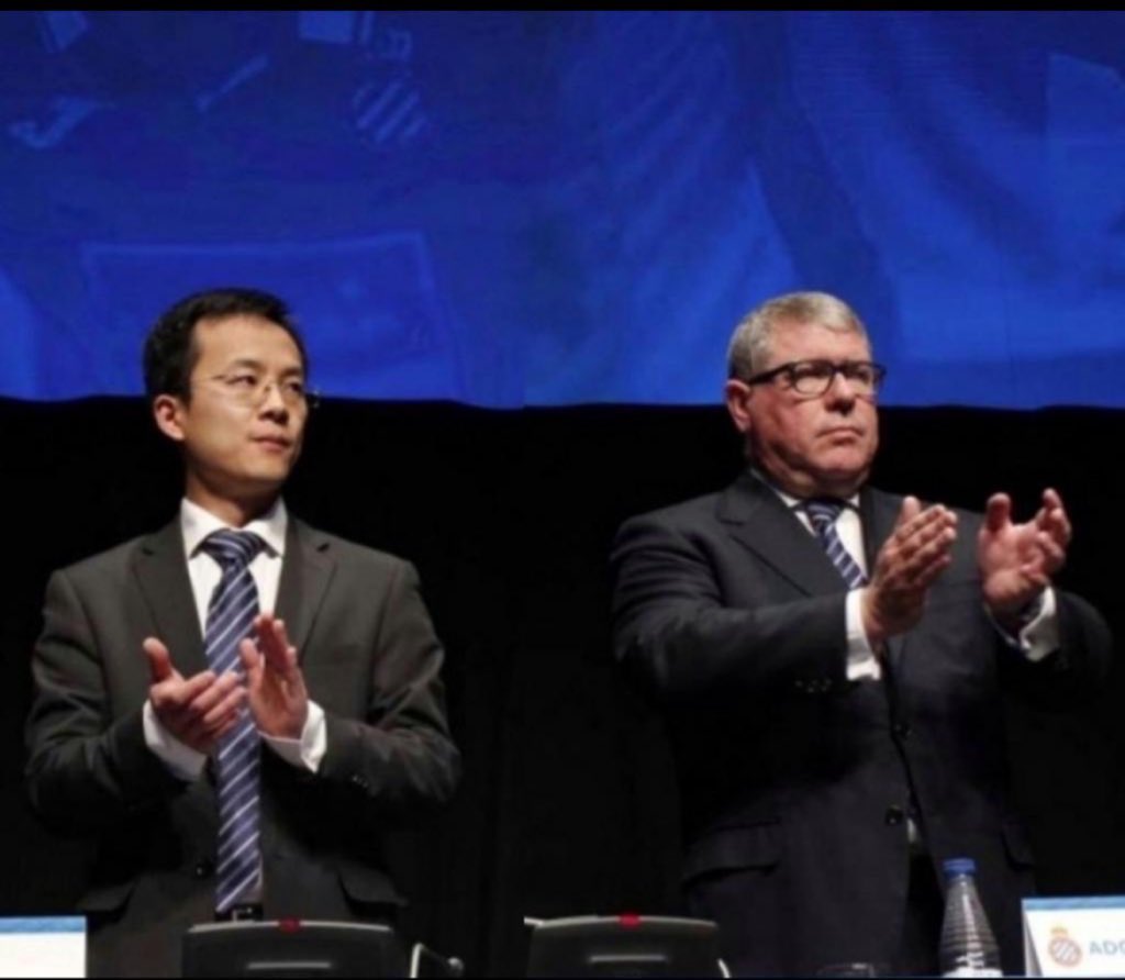 <a href="/AlanPaceBFC/">Alan Pace</a> revisa los millones 💸que Mao, exempleado de <a href="/rcdlegal/">RS</a> y siempre a sus órdenes, regó al bufete Rousaud donde tenía claro conflicto de interés y que ni defendió al #RCDE en alineaciones indebidas. Con su historial de corrupción, el RCDE necesita gente limpia: #MaoOUT