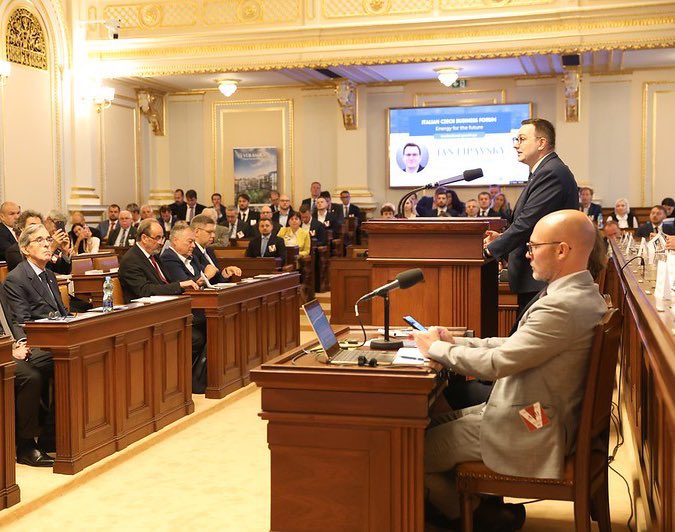 Ministr @janlipavsky zahájil ve <a href="/snemovna/">Poslanecká sněmovna ČR</a> česko-italské fórum věnované spolupráci v energetice. 🇮🇹

Ve svém projevu hovořil o strategických rozhodnutích české vlády, která pomohla udělat Česko energetické nezávislé a bezpečné.
Přečtěte si celý projev  ➡️1url.cz/vJjSF