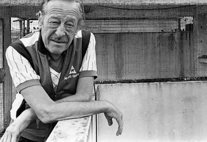 Goyeneche fue un emisario de sentimientos de la ciudad, un artista excepcional. Puro, auténtico. Primero transmitió su emoción cantando, después contando. Contaba lo que cantaba. En sus últimos tiempos aclaraba: No puedo dar más de lo que doy.
EDUARDO RAFAEL