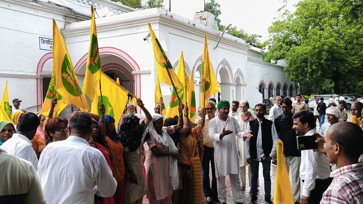 आज <a href="/_JaiKisan/">Jai Kisan Andolan</a> रायबरेली ( जय किसान आंदोलन ) के बैनर तले संगठन के प्रदेश अध्यक्ष राजनेत यादव की अगुवाई में जिलाधिकारी रायबरेली को किसानों की समस्याओं को लेकर ज्ञापन दिया गया। 
#किसान_एकता_जिन्दाबाद
#जय_किसान