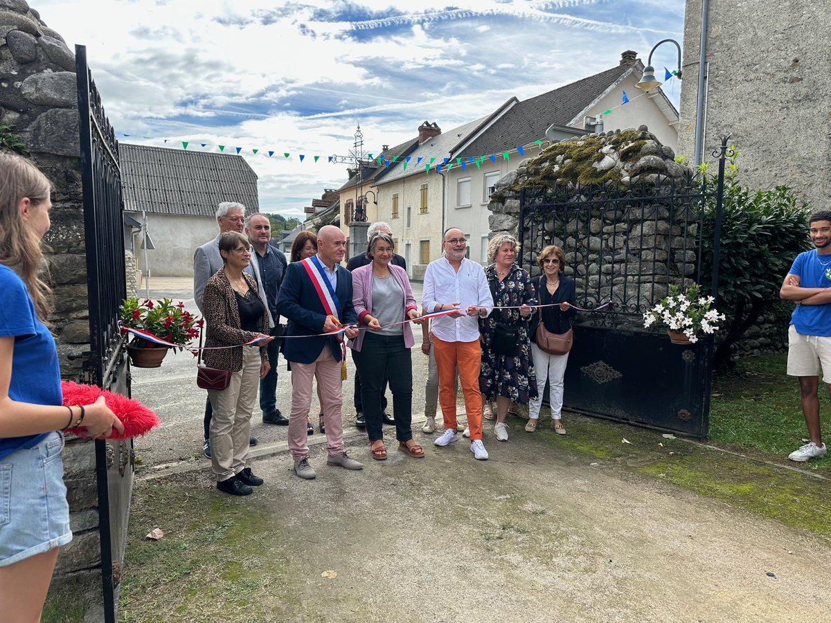 Prefet65's tweet image. #NosTerritoires | Émeline BARRIÈRE, secrétaire générale du #préfet65, a inauguré, en présence de nombreux élus, les nouveaux aménagements de la place de la mairie à Bernac-Dessus. L’État accompagne le renouveau rural en soutenant les #projets d’investissement des #communes.