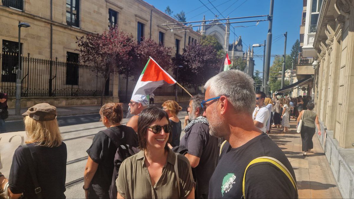 Palestinaren aldeko borroka egunean, genozidioa gelditzeko eskatu dugu Legebiltzarraren aurrean.

Stop genozidioa!
Palestina askatu!