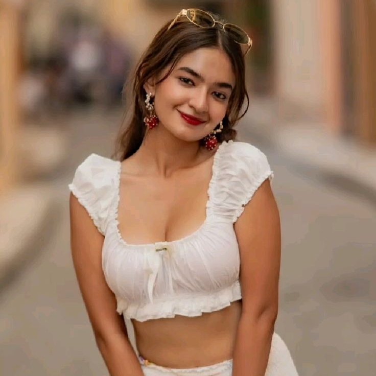 NatkhatOTT's tweet photo. Anushka Sen serving looks and confidence! 🌸 What's the occasion? #Fashionista #IndianModels #Gorgeous https://t.co/Rm07gFh9W0