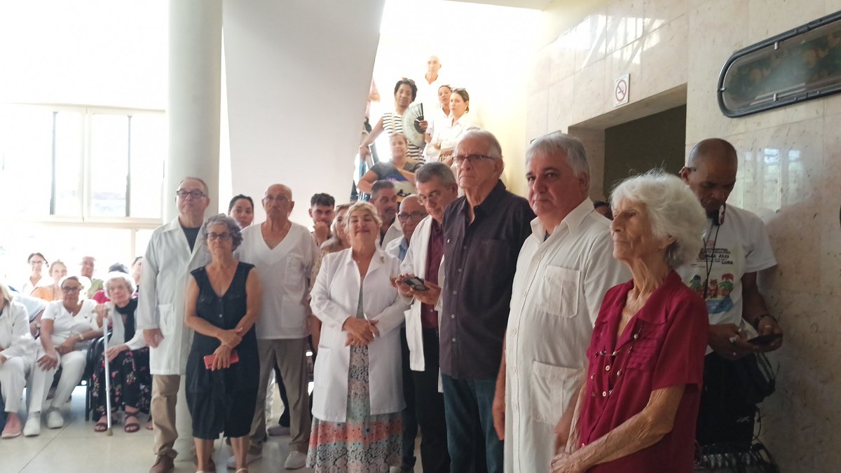 🇨🇺❤️ Por su destacada labor en la promoción, divulgación y defensa de los fundamentos de la nación cubana, la Sociedad Cultural José Martí de #VillaClara entregó el reconocimiento Homagno Generoso al Doctor Álvaro Lagomasino Hidalgo conocido como el «Rey de la cirugía coronaria».