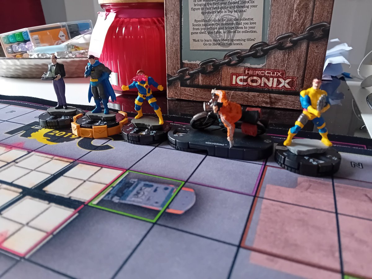 MarkLegend007's tweet image. Game 60 #heroclix Another late night   "don't fancy a screen", I'll play clix.
Haven't played Kong for a little while.
Somehow Bruce was last one standing when the timer hit, Batcomputer to the rescue!