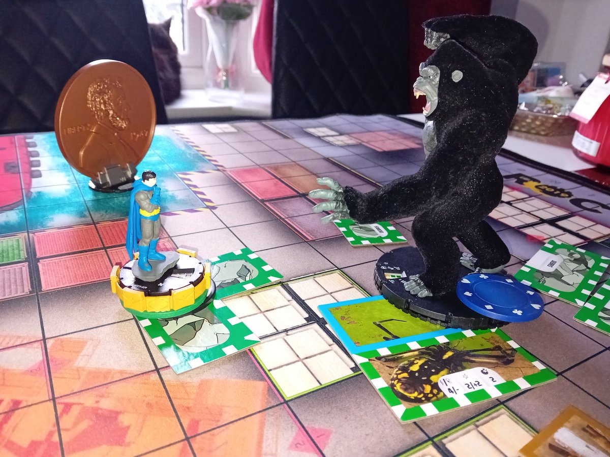 MarkLegend007's tweet image. Game 60 #heroclix Another late night   "don't fancy a screen", I'll play clix.
Haven't played Kong for a little while.
Somehow Bruce was last one standing when the timer hit, Batcomputer to the rescue!