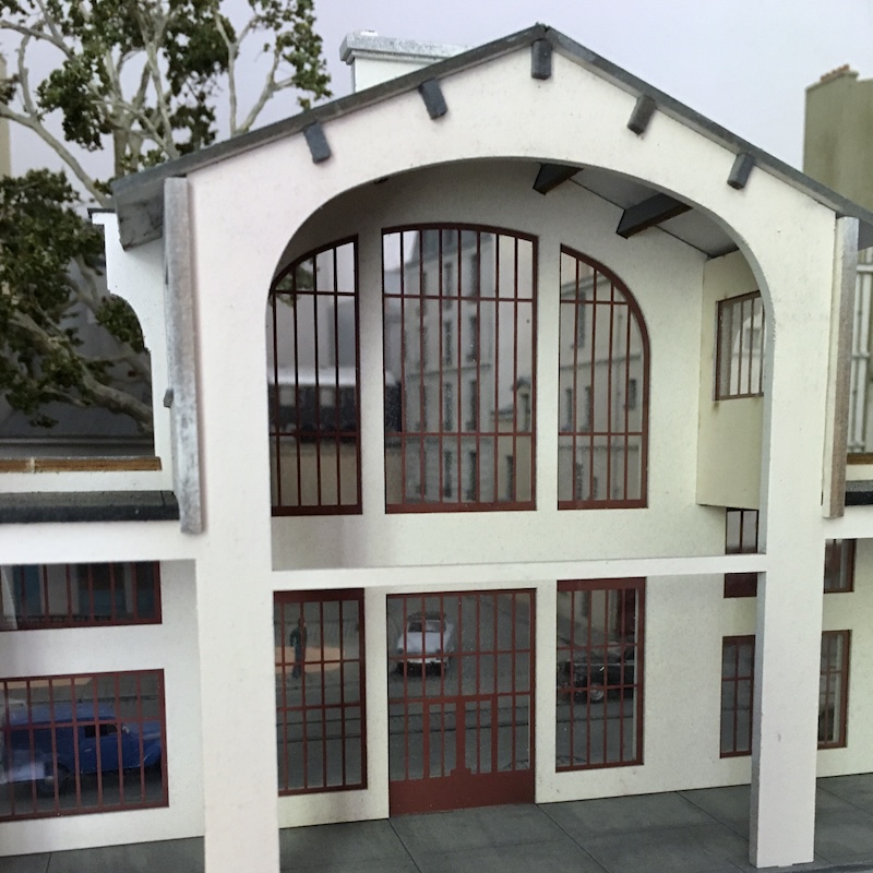 L’entrepôt D&amp;C. Ce bâtiment était à l’origine l’entrepôt d’une entreprise de négoce de produits métallurgiques et d’outillage industriel. Modèle à l’échelle 1/87 à peindre et à monter. Disponible chez axelsbazar.com