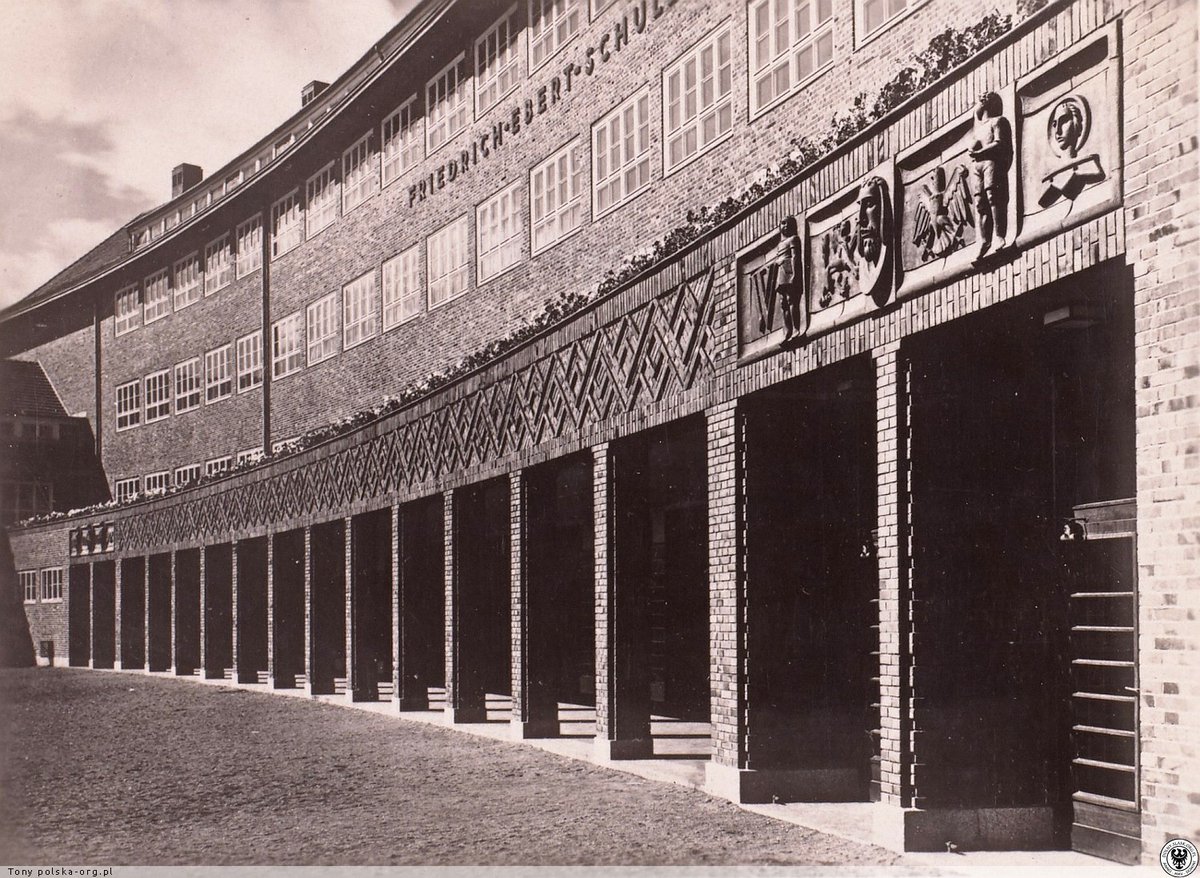 SiegfriedHuigen's tweet photo. Facade of the Friedrich Ebert School in Zimpel, Breslau built in 1927-1928 in Neue Sachlichkeit style. The relief above the right front entrance with coats of arms has been preserved. Today Janusz Kusociński School, Sępolno, Wrocław. https://t.co/2MNsMTQZWP