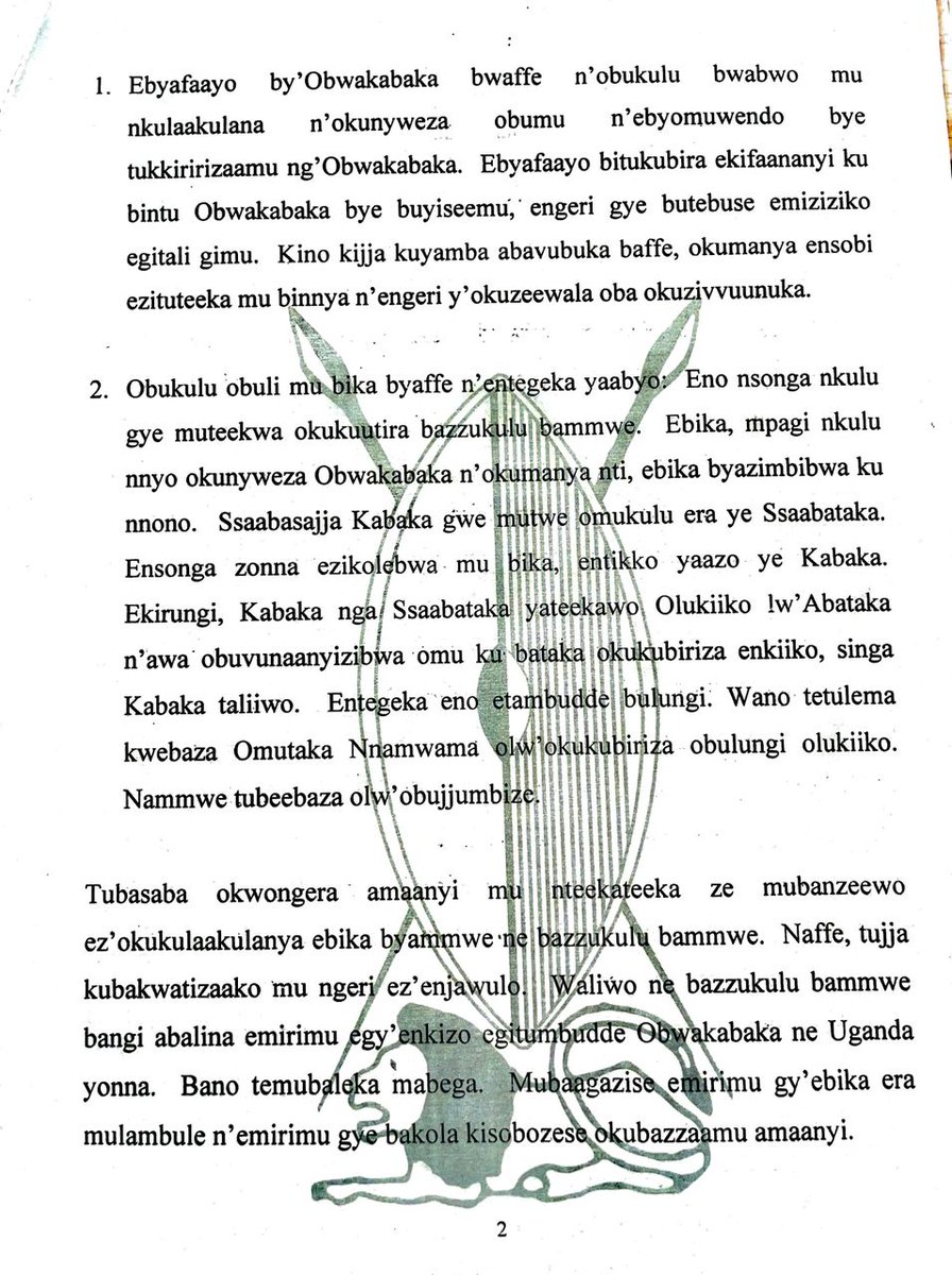 cpmayiga's tweet photo. Nsisinkanye Abataka Abakulu Ab'obusolya okubatusaako obubaka Ssaabasajja Kabaka, bw'Asiimye n'abaweereza mu Lukiiko olw'enjawulo olutudde olwaleero mu Bulange e Mengo.

"Okuwangula kwaffe okutusobozesezza ebbanga lyonna era okunaatusobozesa okwaŋŋanga okusoomoozebwa kwonna, kuli mu kubeera abavumu okunyweza obumu, okuwuliziganya n'okwongera amaanyi mu kwagazisa abavubuka baffe Ebika byabwe" 

#ObubakaBwaKabaka